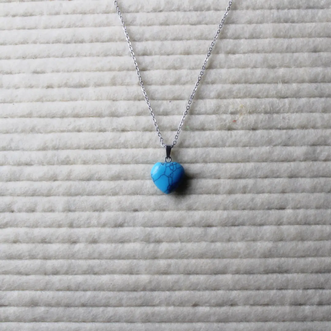 Collar_Corazón_Howlita_Azul