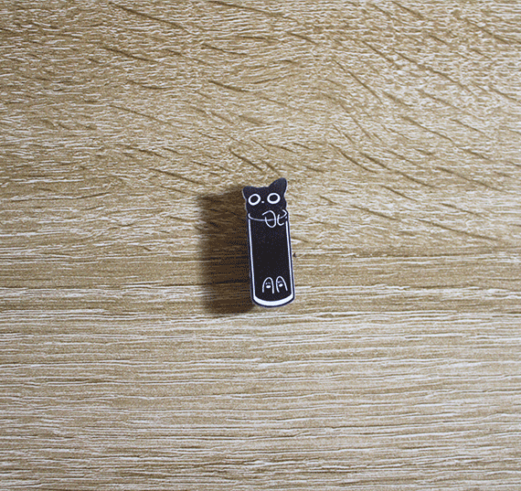 Pin_Acrílico_Gato_Negro_Botella1