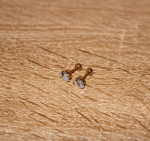 Aretes_Acero_Dorado_Corazón_Blanco