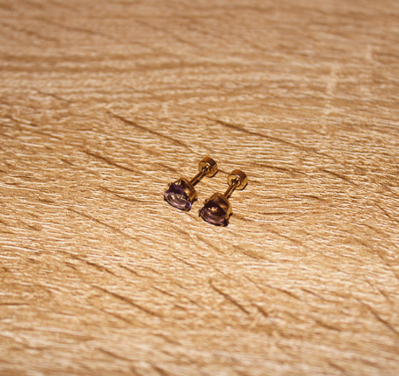 Aretes_Acero_Dorado_Corazón_Morado