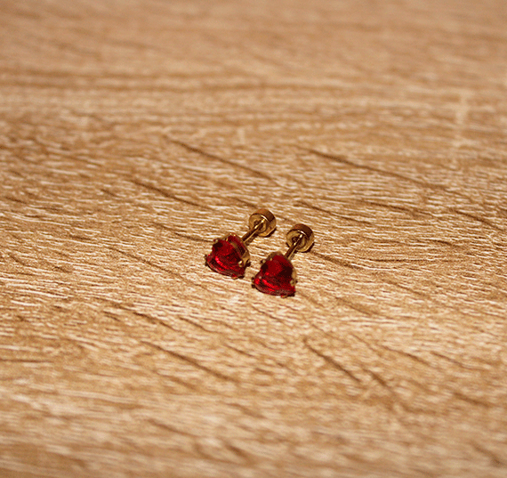 Aretes_Acero_Dorado_Corazón_Rojo