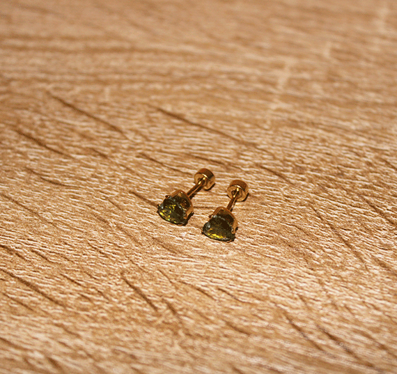 Aretes_Acero_Dorado_Corazón_Verde_Musgo
