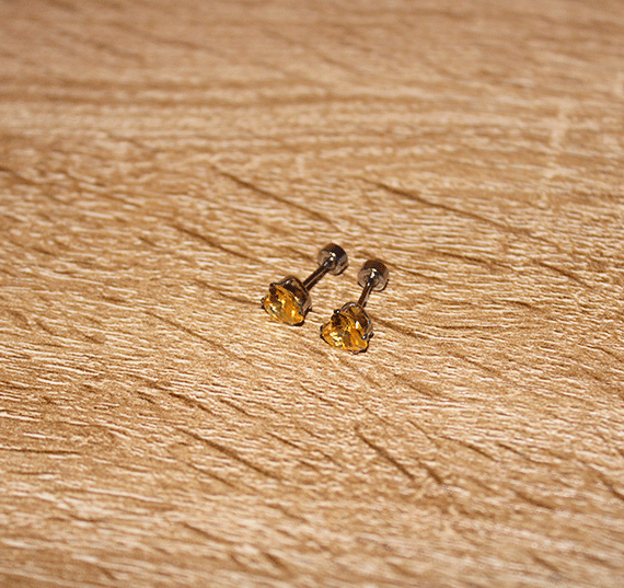 Aretes_Acero_Plateado_Corazón_Amarillo