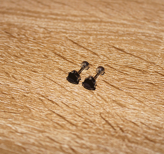 Aretes_Acero_Plateado_Corazón_Negro