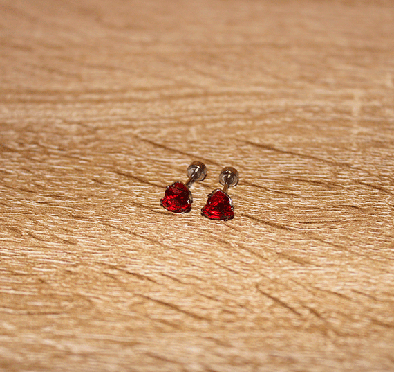 Aretes_Acero_Plateado_Corazón_Rojo